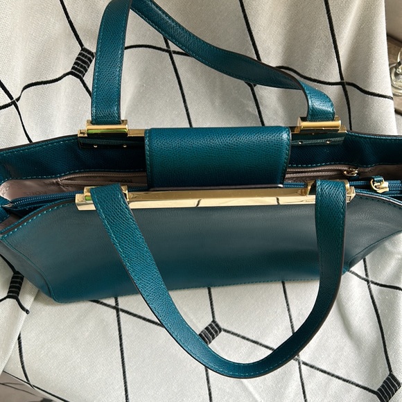 Beautiful Teal Green Handbag with Gold Accents! - Picture 4 of 9